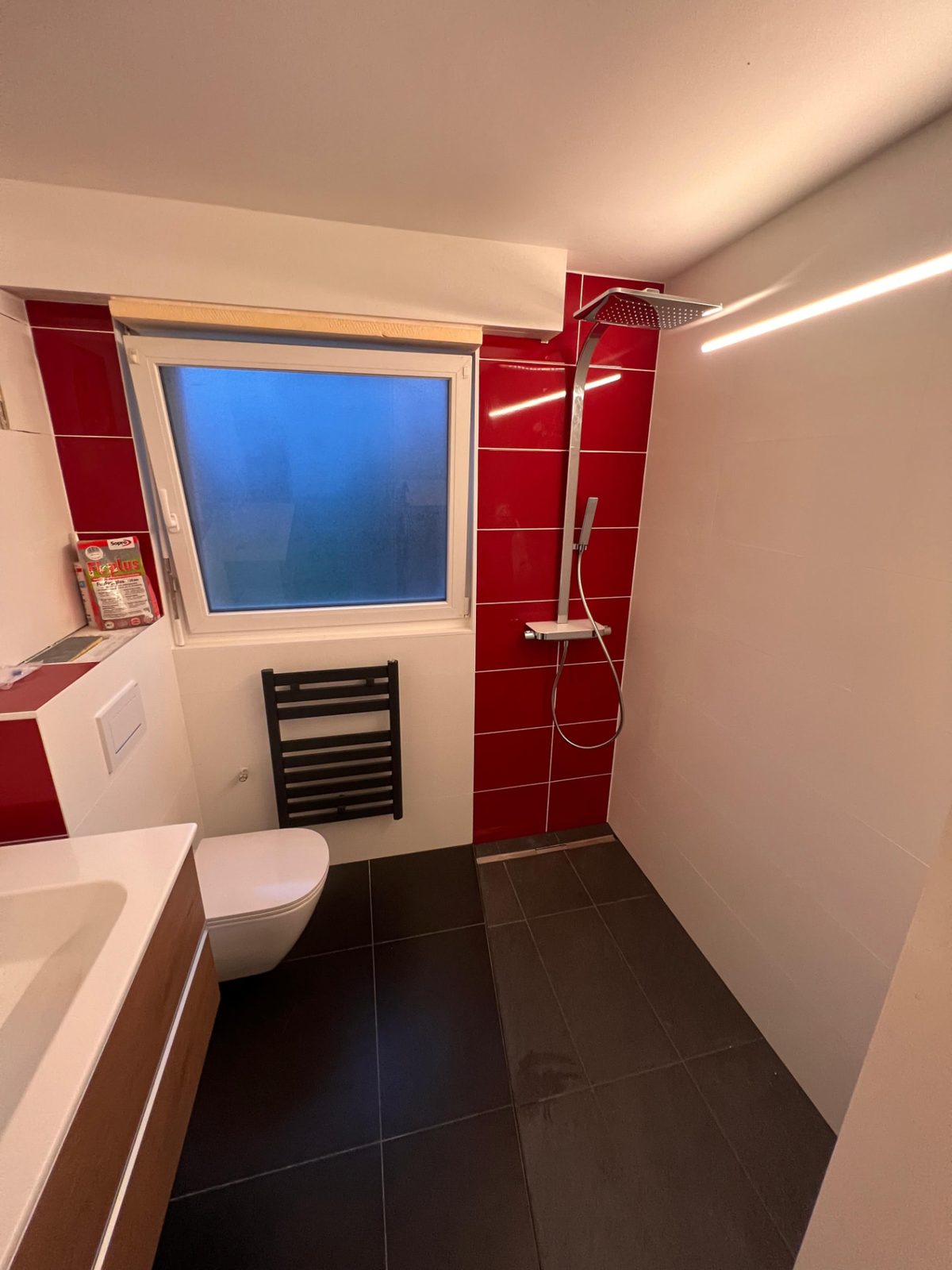 Douche rénovée avec carrelage rouge par AJ Sanitaire – Valais / Vaud