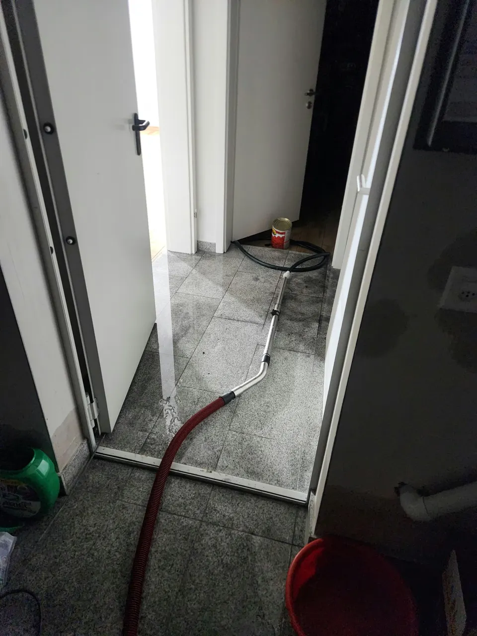 Aspiration de l'eau dans un local inondé en Valais et Vaud