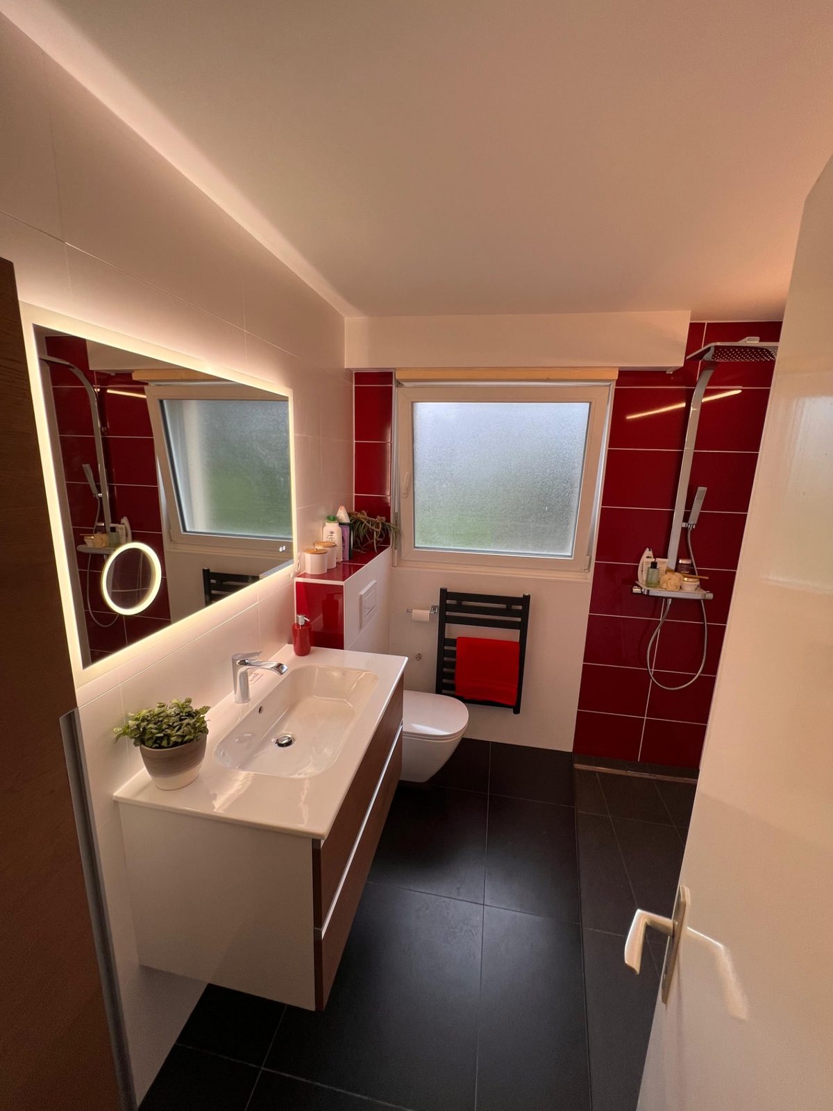 Salle de bain rouge entièrement rénovée par AJ Sanitaire – Valais / Vaud