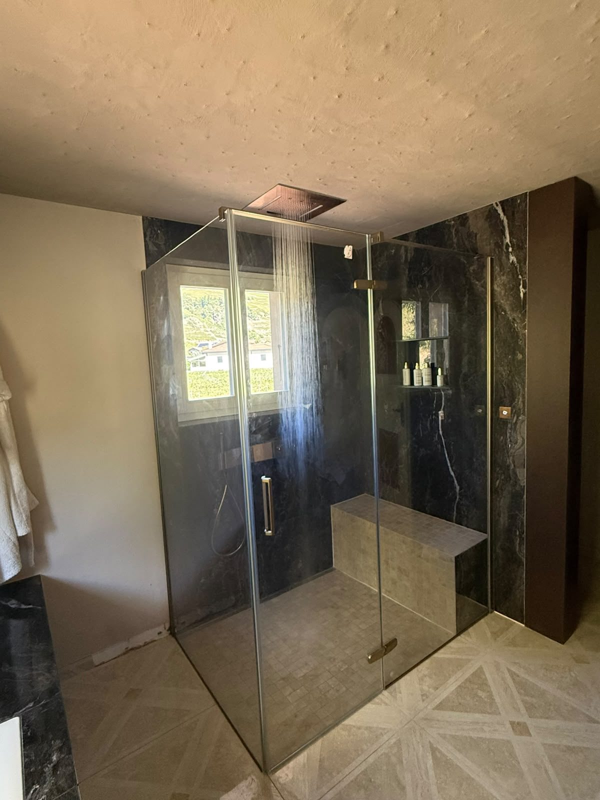 Douche en marbre noir entièrement rénovée par AJ Sanitaire – Valais / Vaud