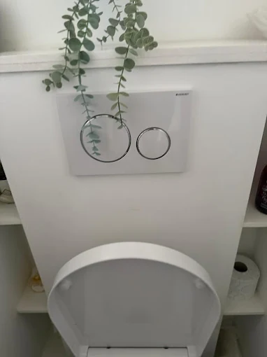 WC suspendu avec plaque de commande Geberit par AJ Sanitaire – Valais / Vaud