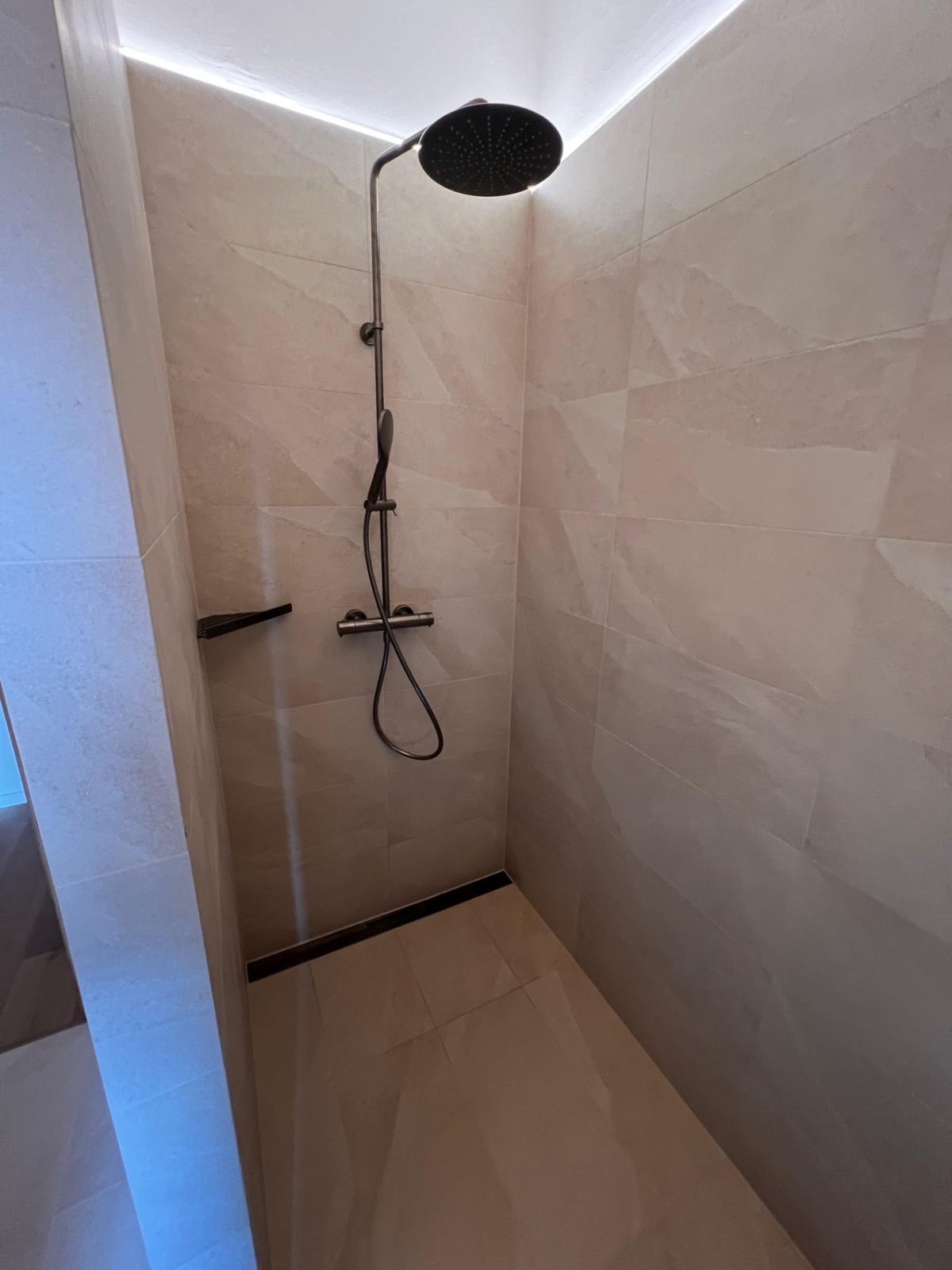 Douche à l'italienne beige entièrement rénovée par AJ Sanitaire – Valais / Vaud