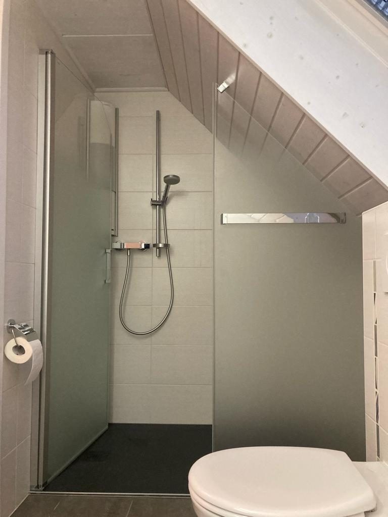 Douche à l'italienne sous pente terminée par AJ Sanitaire – Valais / Vaud