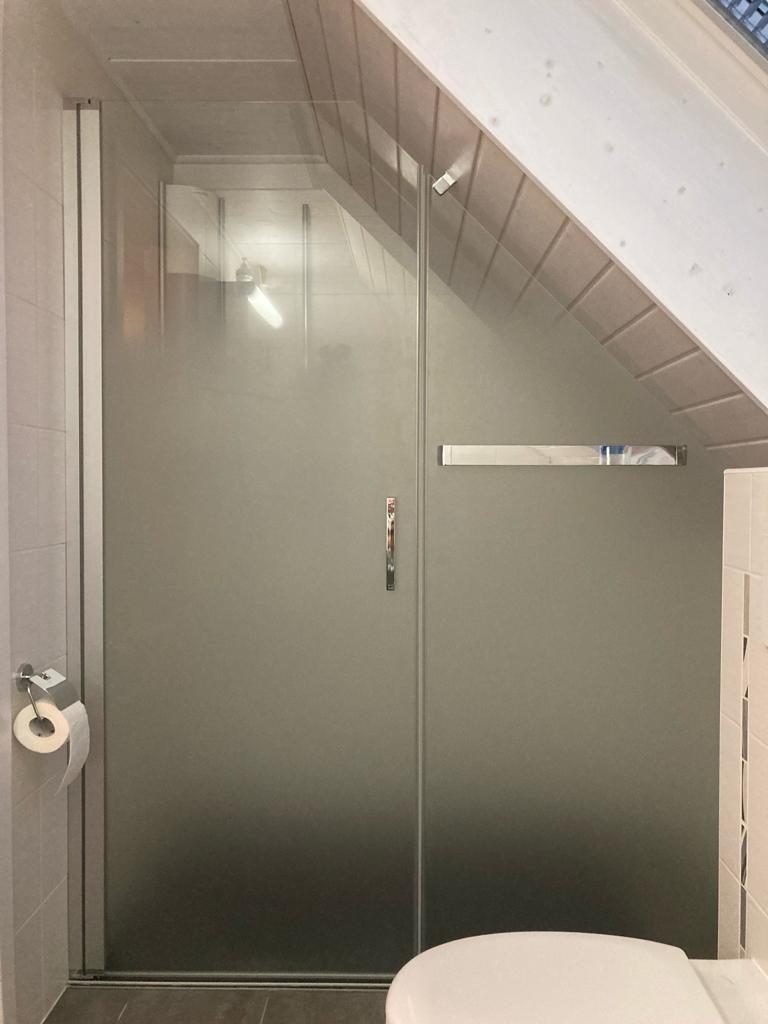 Douche sous pente avec paroi dépolie terminée par AJ Sanitaire – Valais / Vaud