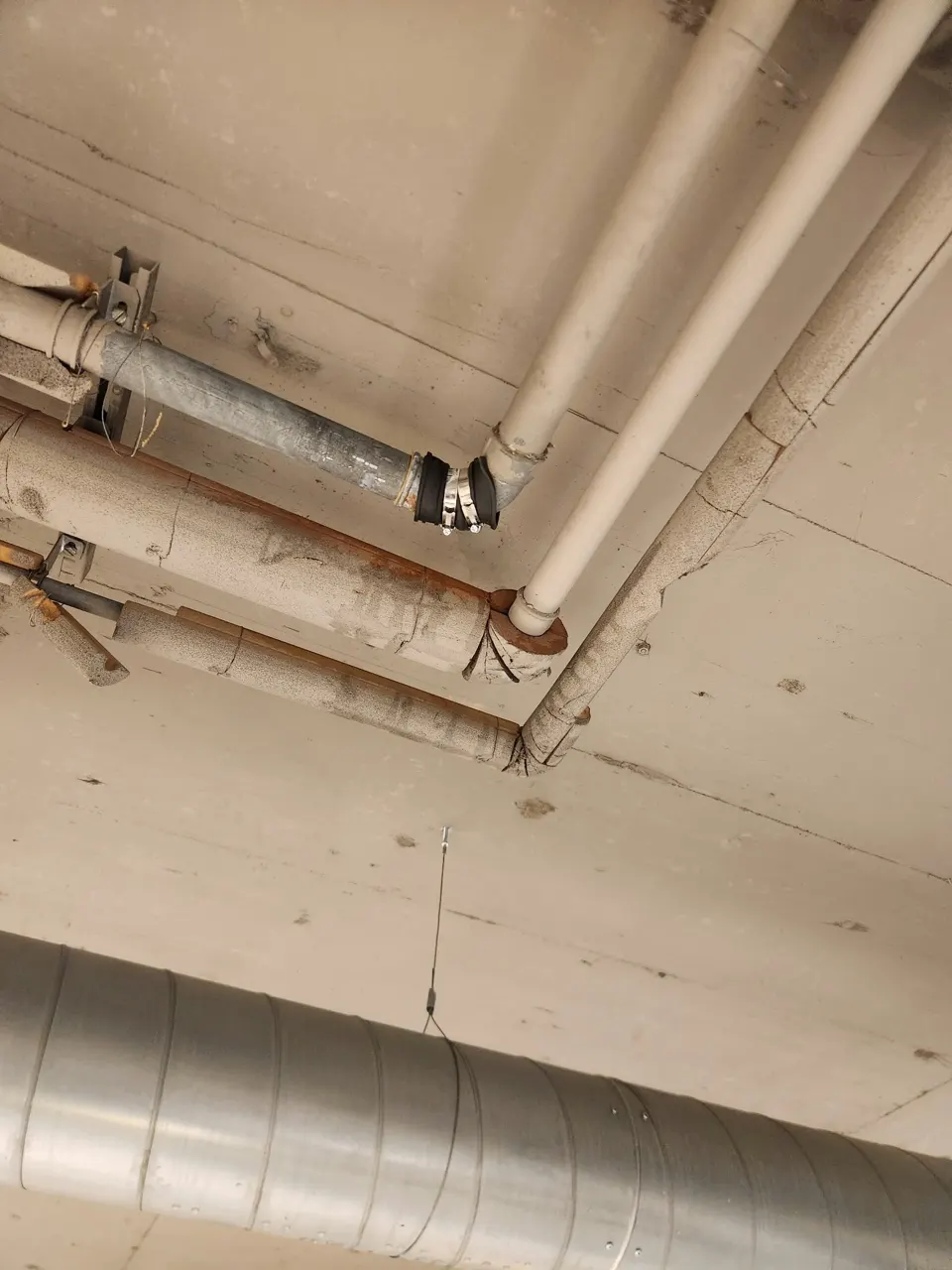 Fuite sur une canalisation localisée avant réparation en Valais et Vaud